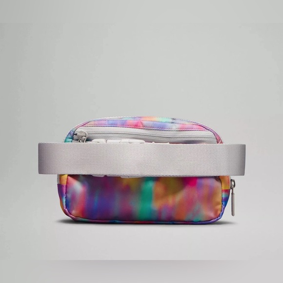 NWOT lululemon Everywhere Belt Bag 1L multicolor Unisex - Picture 3 of 10